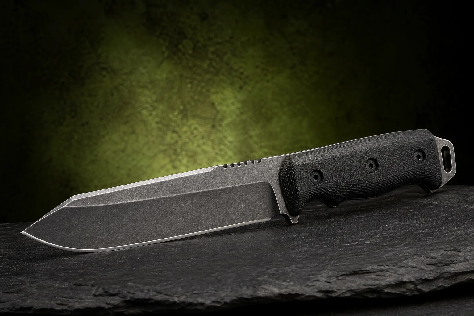 Morakniv Garberg : couteau pleine soie noir mat, lame épaisse et manche texturé, vue de face